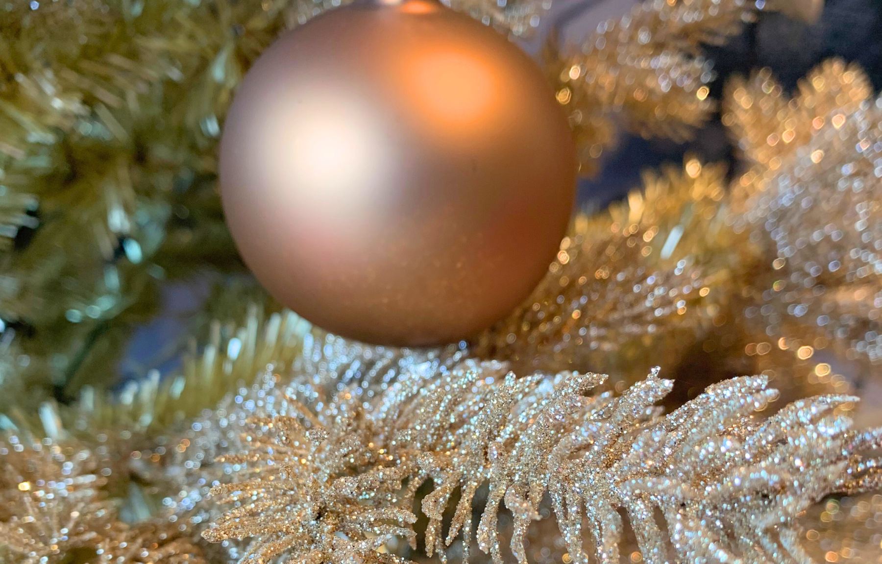 Schalen mit Kerzen mit einer weihnachtlichen Stadtsilhouette