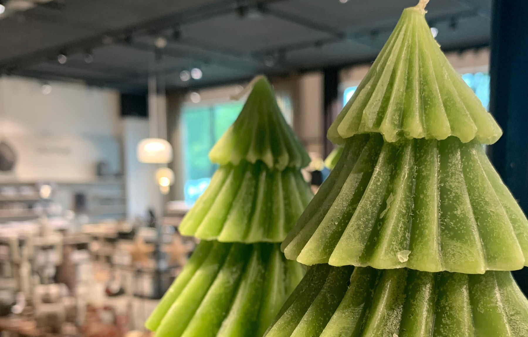 Grüne Kerzen in Form eines Weihnachtsbaumes