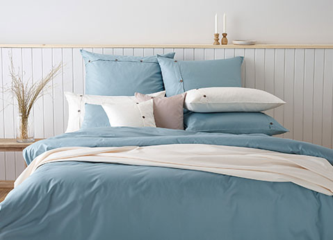 Hochwertige Bettwäsche in Weiß und Hellblau mit Knopf