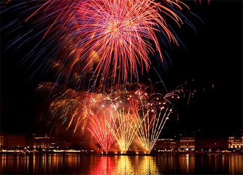 Feuerwerk über der Binnenalster in Hamburg