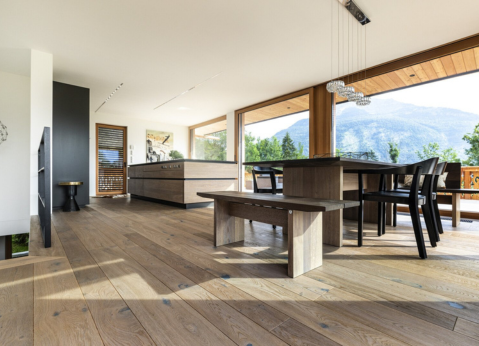 Wunderschönen Parkett von STARK Home im Sonnenlicht durch bodentiefe Fenster