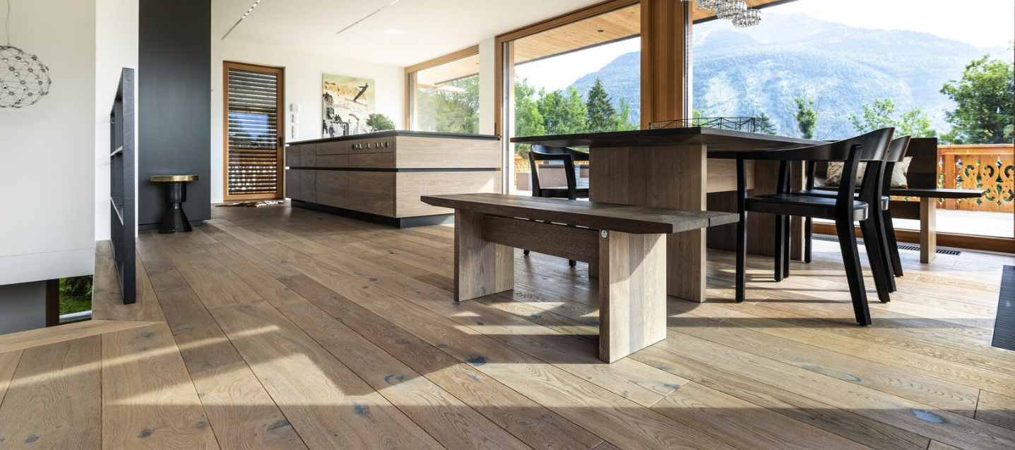 Parkett pflegen im Sommer