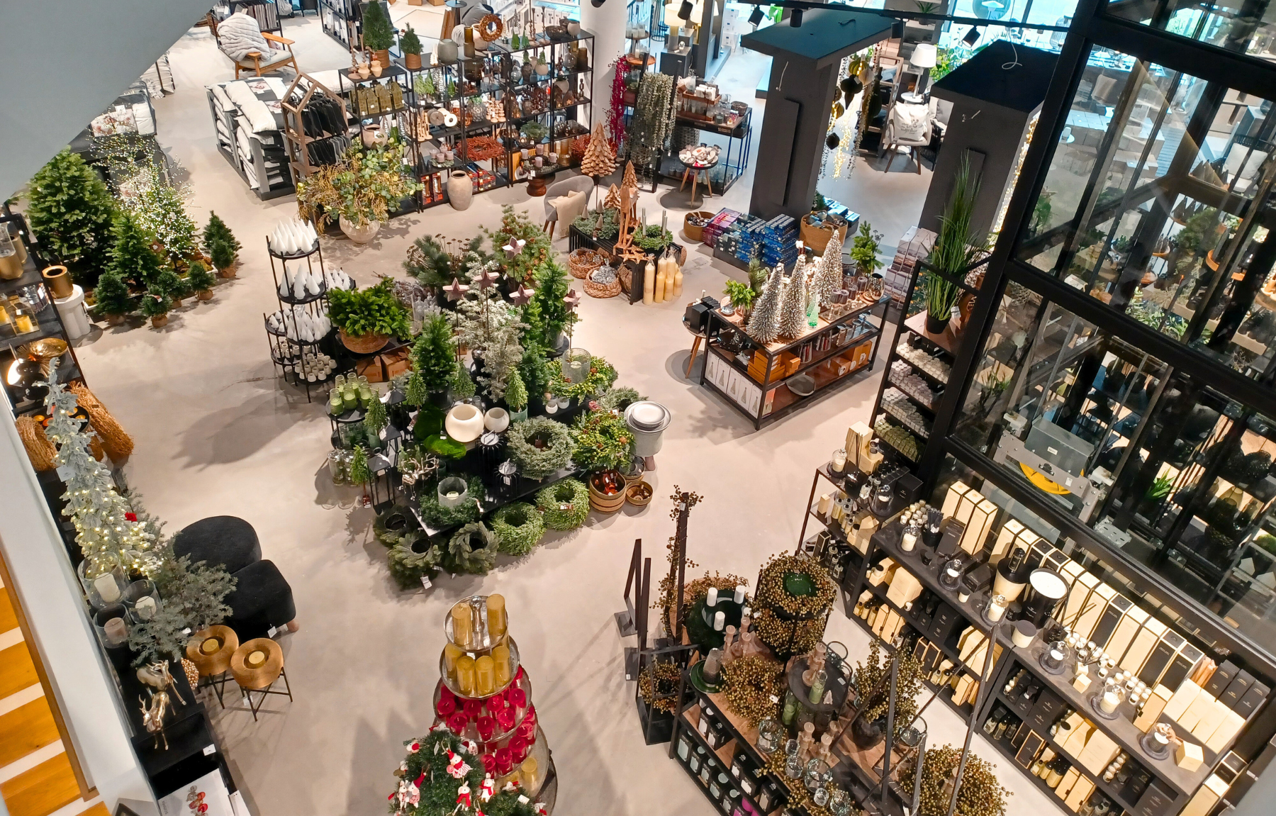 Grüne Kerzen in Form eines Weihnachtsbaumes
