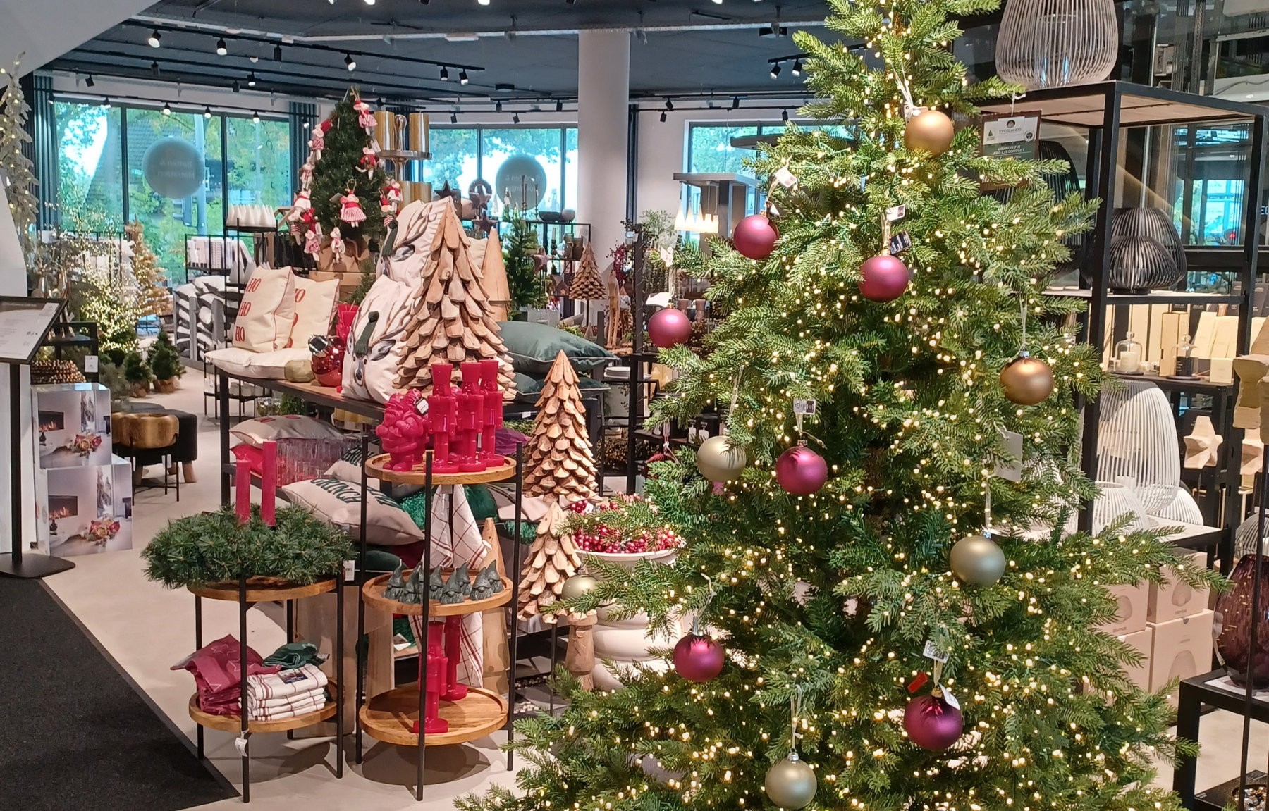 Künstlicher Weihnachtsbaum mit stilvollem Schmuck