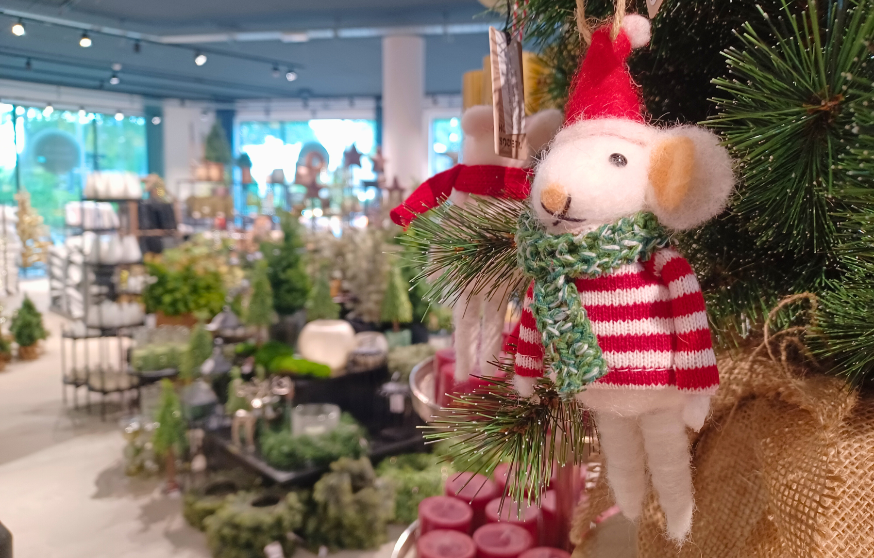 Süße Maus an geschmücktem Weihnachtsbaum