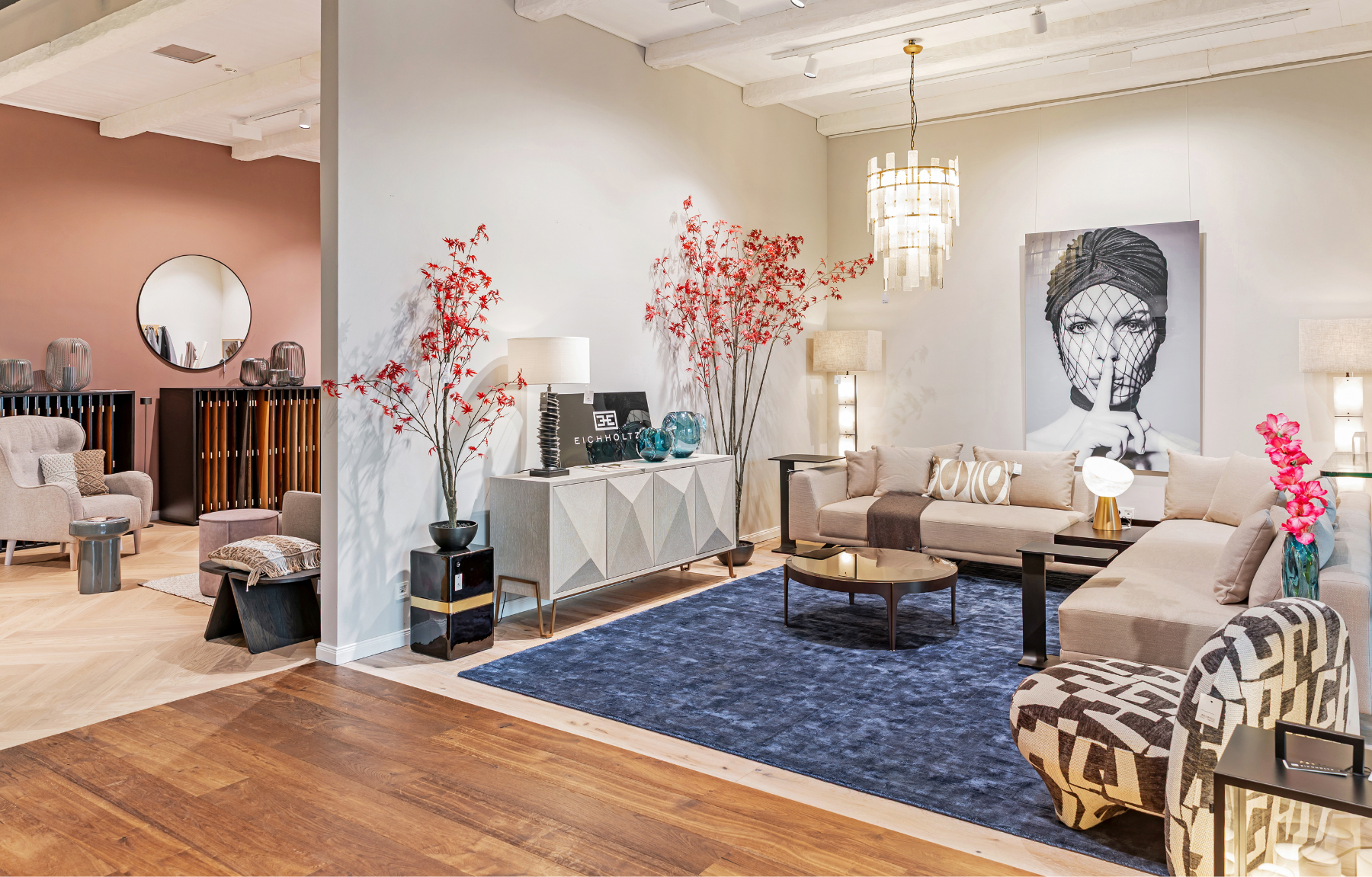 Blick in die Ausstellung von STARK Home mit World of eichholtz